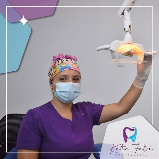 Dra. Katia Falón en su consultorio dental de Armenia, Quindío
